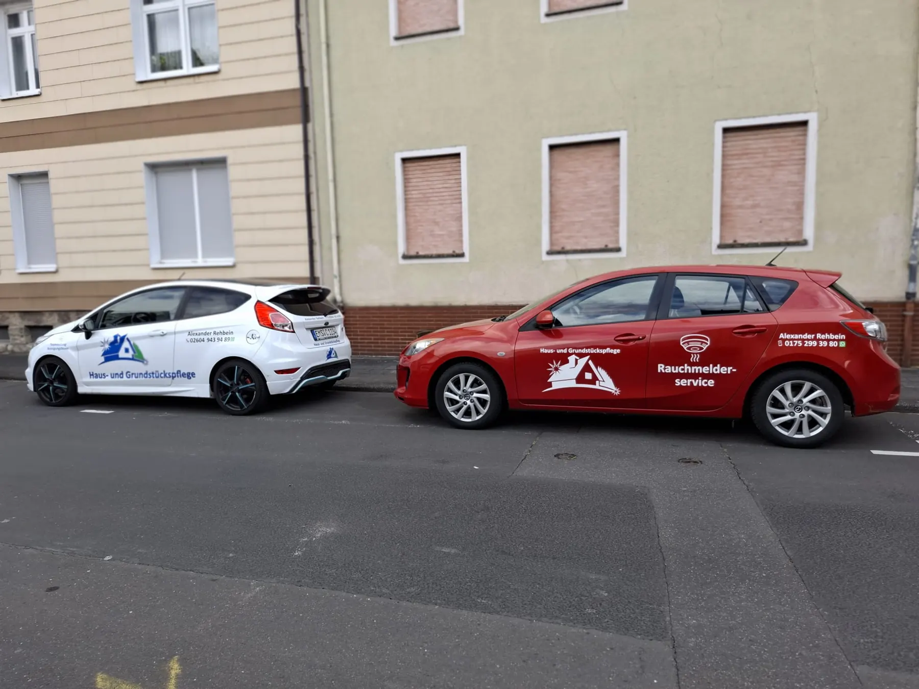 Fahrzeuge von Reinigungsteam und Rauchmelderservice