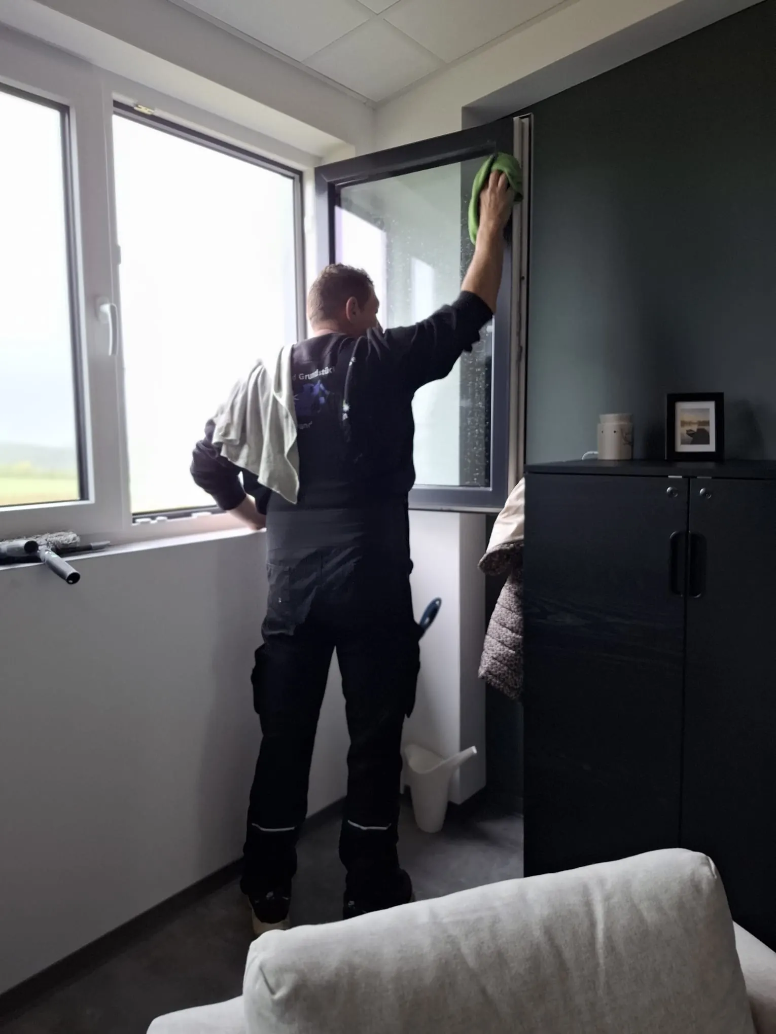 Fensterreinigung im Büro