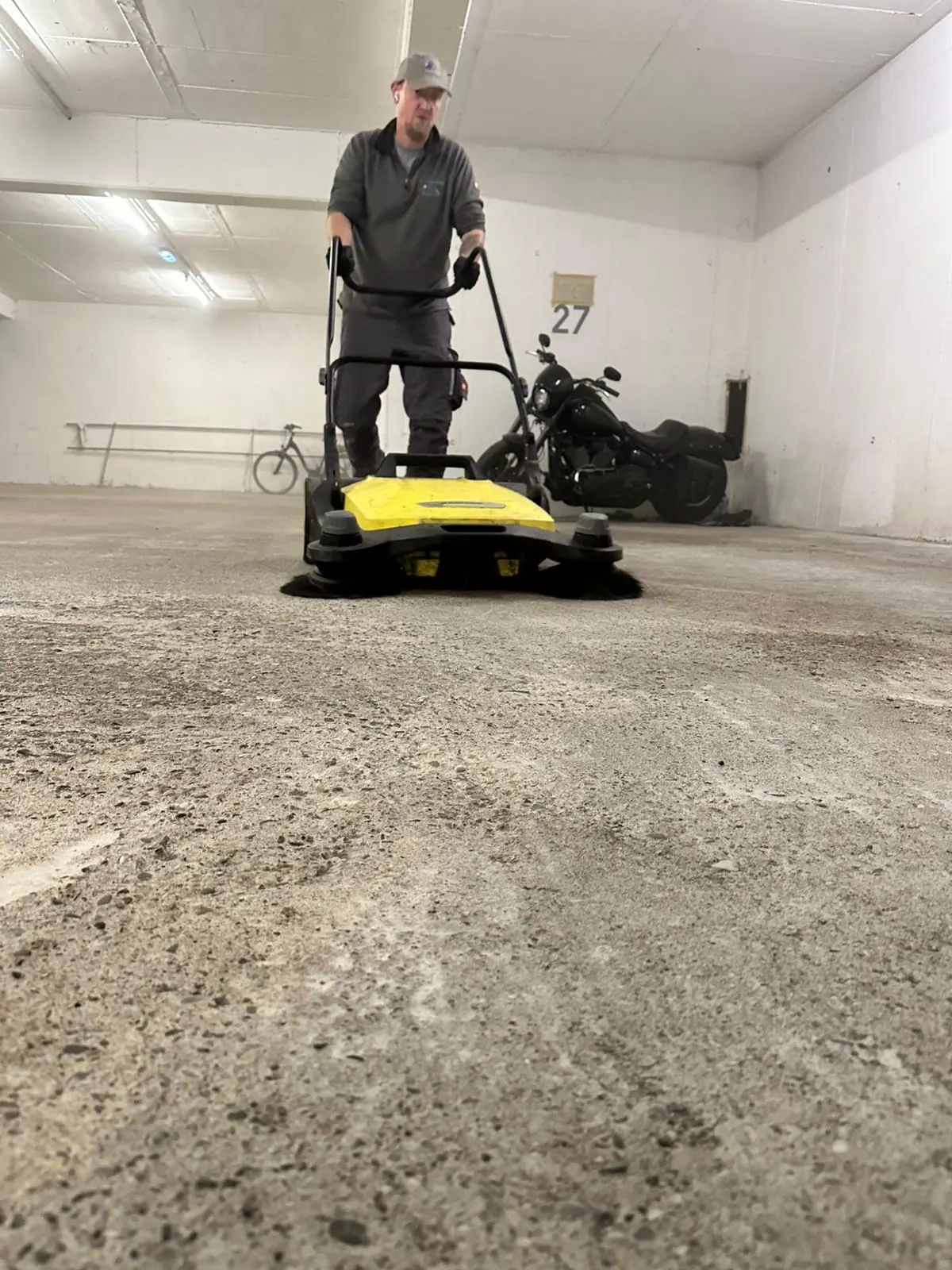 Kehrmaschine in der Tiefgarage