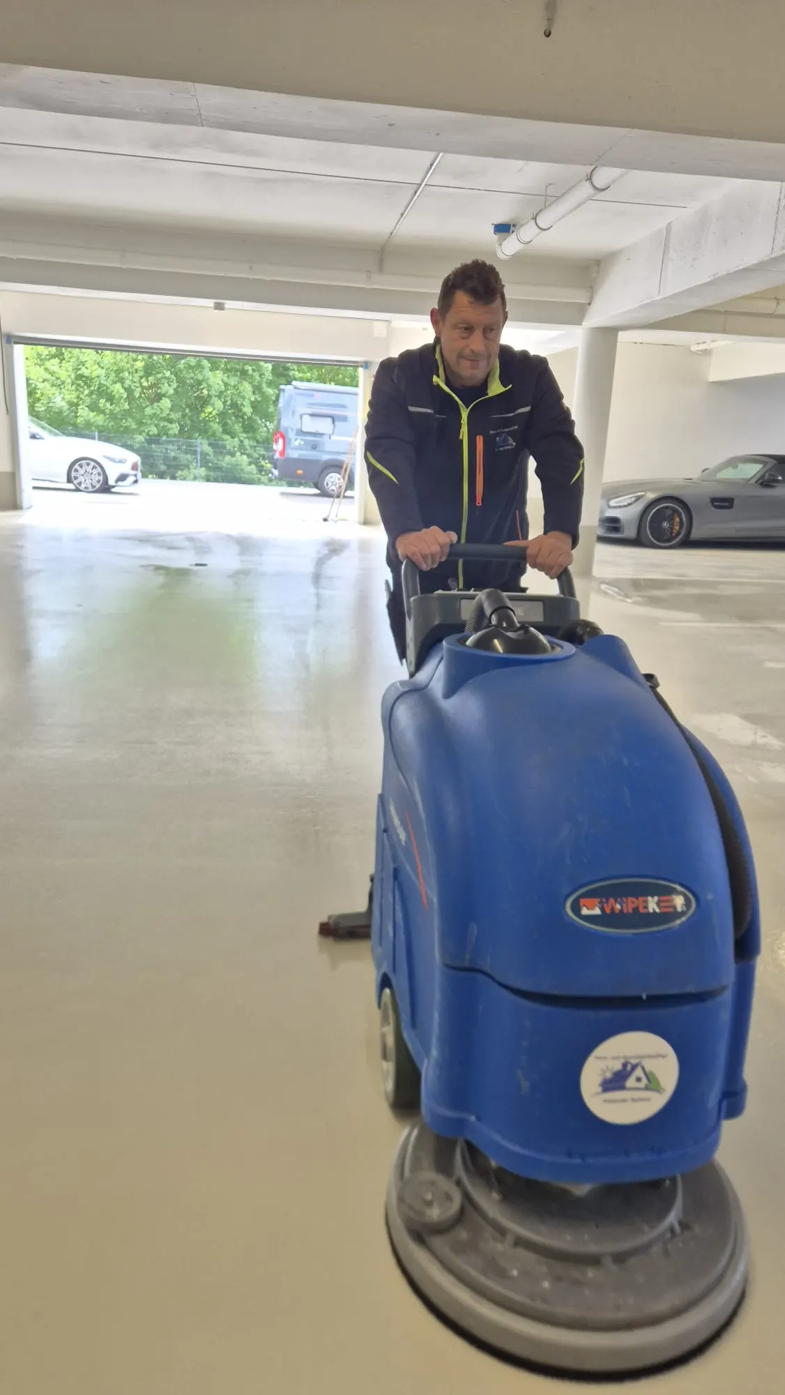 Tiefgarage mit der Scheuersaugmaschine